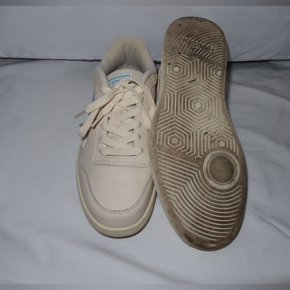 Women Reeboks - Picture 4 of 4